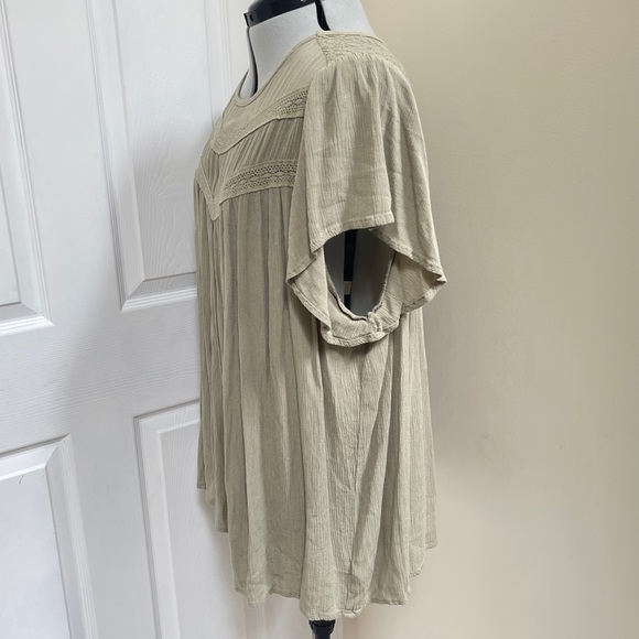 🍀Torrid top with ruffle sleeves and lace embellishments - Picture 9 of 17